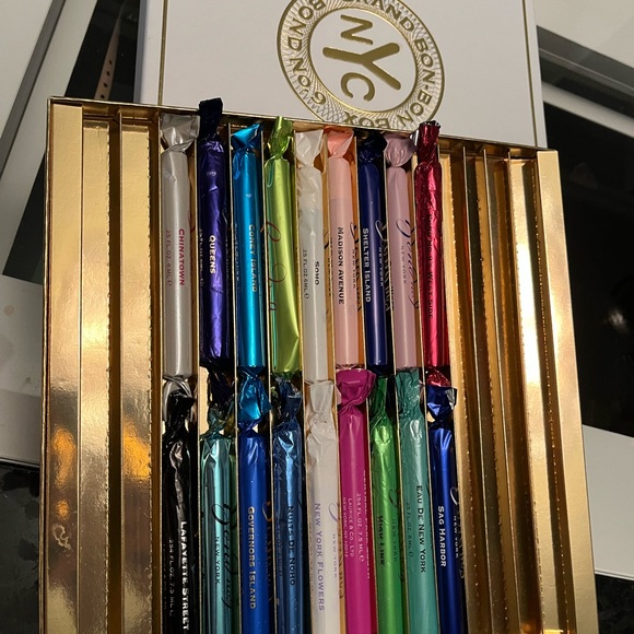 Bond No.9 New York-Governers Island 0.25 Perfect size for traveling - Picture 3 of 4